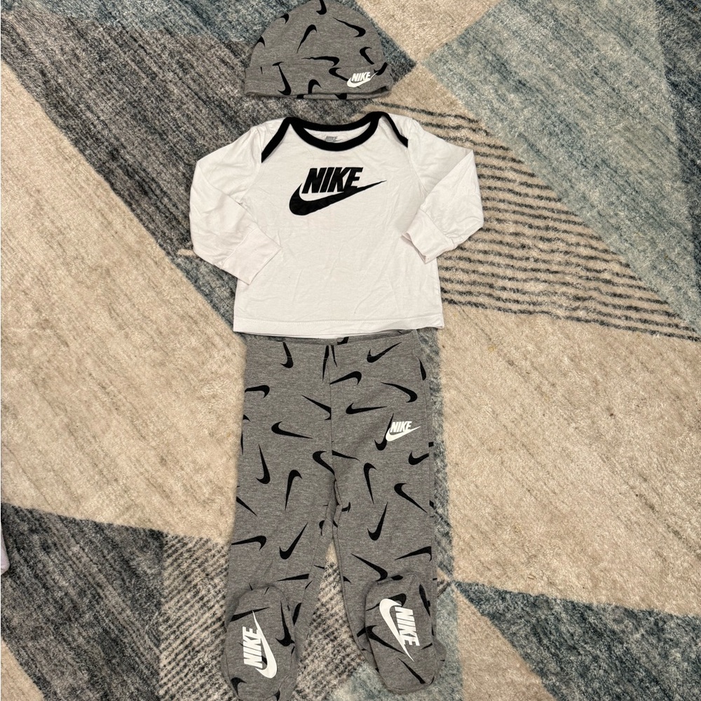 Nike White and Gray Baby Set